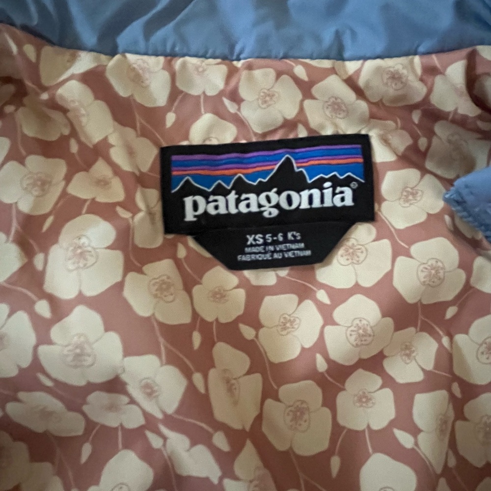 Patagonia Light Blue Quilted Jacket with Floral Lining - Picture 4 of 4